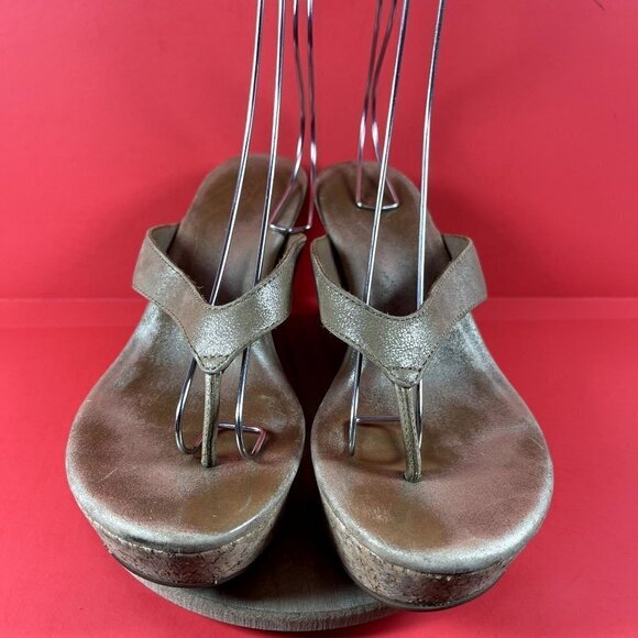 UGG Women's Natassia 1004396 Gold Leather Cork Wedge Heel Flip Flop Sandals Sz 8 - Picture 2 of 9